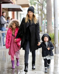 Jessica Alba - Shopping with her daughters in Los Angeles, 10 января 2015 (89xHQ) JM2Fqf1t