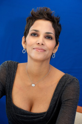 Halle Berry - Frankie & Alice press conference portraits by Vera Anderson, Hollywood, November 30, 2010) - 13xHQ JXpMfo3A