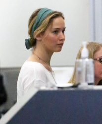 Jennifer Lawrence - arriving at LAX airport in Los Angeles, 5 января 2015 (13xHQ) JZWee3yW