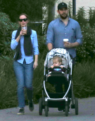 Emily Blunt - and husband John Krasinski take their daughter Hazel out for lunch and a stroll in Los Angeles, California with her baby girl Hazel on January 24, 2015 - 22xHQ Jl5ECOKv