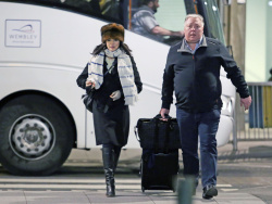 Rachel Weisz - Arriving at Heathrow Airport in London, 30 января 2015 (21xHQ) Js1ovgkO