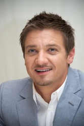 Jeremy Renner - The Bourne Legacy press conference portraits by Vera Anderson (Los Angeles, July 20, 2012) - 6xHQ JznFcnQm