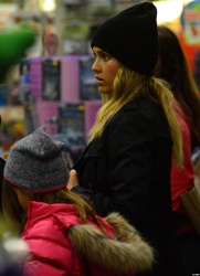 Jessica Alba - Shopping with her daughters in Los Angeles, 10 января 2015 (89xHQ) K1cCWurT