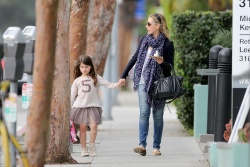 Sarah Michelle Gellar - Out and about in Santa Monica, 30 января 2015 (5xHQ) KxCrRcVi