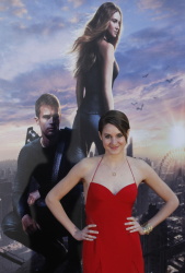 Shailene Woodley, Theo James - на премьере фильма 'Divergent' at Callao Cinema, Мадрид, 3 апреля 2014 (302xHQ) L8u8Bm4T