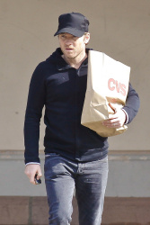 Sam Worthington - Sam Worthington - returns to his car after shopping at CVS in Malibu (2015.05.05) - 23xHQ Lh1G9yxY