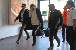 Sean Penn and Charlize Theron - depart from Rome after a Valentine's Day weekend - February 15, 2015 (37xHQ) Ms6j32Gu