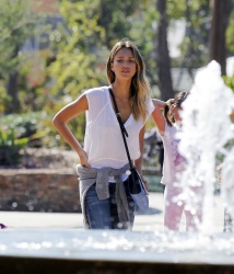 Jessica Alba - Jessica and her family spent a day in Coldwater Park in Los Angeles (2015.02.08.) (196xHQ) MuTWwKbJ