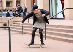 Justin Bieber - Justin Bieber - Skating in New York City (2014.12.28) - 41xHQ NB40hVLB