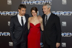 Theo James - Shailene Woodley, Theo James - на премьере фильма 'Divergent' at Callao Cinema, Мадрид, 3 апреля 2014 (302xHQ) OD5IIDk8