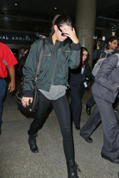 Kendall Jenner - Arriving at LAX airport, 2 января 2015 (55xHQ) OYqe8VlK