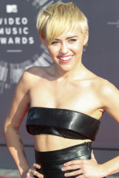 Miley Cyrus - 2014 MTV Video Music Awards in Los Angeles, August 24, 2014 - 350xHQ P8JYjRZ5