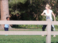 Sean Penn and Charlize Theron - enjoy a day the park in Studio City, California with Charlize's son Jackson on February 8, 2015 (28xHQ) PMmGVD9I