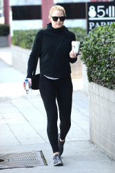 Jennifer Morrison - Out and about in LA, 7 января 2015 (13xHQ) POxBvRGm
