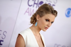 Taylor Swift - 2013 People's Choice Awards at the Nokia Theatre in Los Angeles, California - January 9, 2013 - 247xHQ PRooTPhj