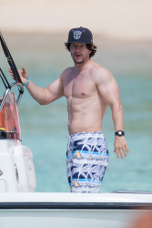 Mark Wahlberg - and his family seen enjoying a holiday in Barbados (December 26, 2014) - 165xHQ PzSkHjI7