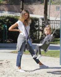 Jessica Alba - Jessica and her family spent a day in Coldwater Park in Los Angeles (2015.02.08.) (196xHQ) Q1vw46Ww