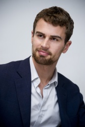 Theo James - Insurgent press conference portraits by Magnus Sundholm (Beverly Hills, March 6, 2015) - 14xHQ QK3gpSSj