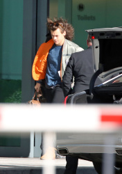 Harry Styles - Leaving Heathrow Airport in London, England - March 3, 2015 - 12xHQ QKvucEMh