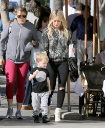 Hilary Duff - Out and about in Beverly Hills, 7 января 2015 (17xHQ) QmEvqjfT