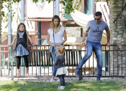 Jessica Alba - Jessica and her family spent a day in Coldwater Park in Los Angeles (2015.02.08.) (196xHQ) RBKHVEKE