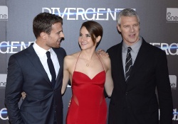 Theo James - Shailene Woodley, Theo James - на премьере фильма 'Divergent' at Callao Cinema, Мадрид, 3 апреля 2014 (302xHQ) SEqSxPi7