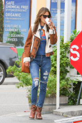 Alessandra Ambrosio - Out and about in Brentwood, 30 января 2015 (39xHQ) ScIt3hwJ