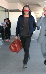 Ryan Gosling - Arriving at LAX Airport in LA - April 17, 2015 - 25xHQ SewS8vuV