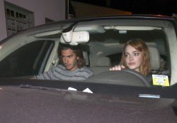 Andrew Garfield & Emma Stone - Leaving an Arcade Fire concert in Los Angeles - May 27, 2015 - 108xHQ VdFOAnE4