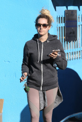 Ashley Tisdale - Leaving pilates class in Studio City, 16 января 2015 (14xHQ) VukpV9r0