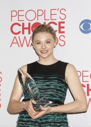 Chloe Moretz - 2012 People's Choice Awards at the Nokia Theatre (Los Angeles, January 11, 2012) - 335xHQ VyjsffNc
