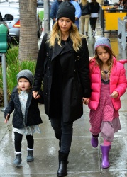 Jessica Alba - Shopping with her daughters in Los Angeles, 10 января 2015 (89xHQ) WeUt2DJn