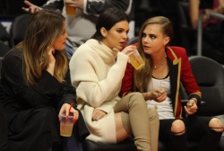 Cara Delavingne, Kendall Jenner and Khloe Kardashian - At the Basketball game, 7 января 2015 (23xHQ) X3q719wW