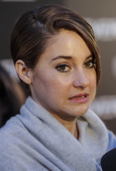 Shailene Woodley, Theo James - на премьере фильма 'Divergent' at Callao Cinema, Мадрид, 3 апреля 2014 (302xHQ) Y9j2JKtm