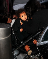 Kim Kardashian - At JFK Airport in New York City with Kanye West (2015. 02. 09) (44xHQ) YP9hebL0