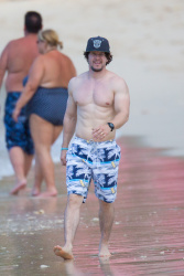 Mark Wahlberg - and his family seen enjoying a holiday in Barbados (December 26, 2014) - 165xHQ YbxbxaoN