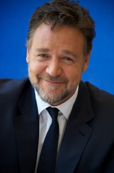 Russell Crowe - Russell Crowe - Man Of Steel press conference portraits by Vera Anderson (Burbank, June 3, 2013) - 6xHQ ZX2WhRi3