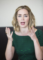 Эмили Блант (Emily Blunt) Press Conference for The Girl On the Train at the Mandarin Oriental Hotel, 25.09.2016 (26xHQ) ZbFrI6WW