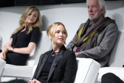 Jennifer Lawrence, Liam Hemsworth, Josh Hutcherson - 'The Hunger Games: Mockingjay - Part 1' Press Conference at Park Hyatt Hotel, Нью-Йорк, 15 ноября 2014 (27xHQ) AZcSeqzm