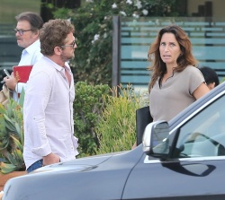 Gerard Butler - chills with a female friend in LA (February 18, 2015) - 11xHQ Af4zeLge