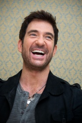 Dylan McDermott - 'Hostages' Press Conference Portraits by Vera Anderson - July 30, 2013 - 8xHQ BFex3QnL
