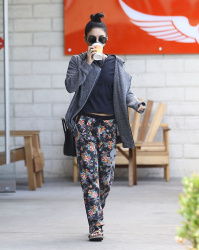 Vanessa Hudgens - Leaving Intelligentsia Coffee in LA - February 26, 2015 (26xHQ) BbNePjC5