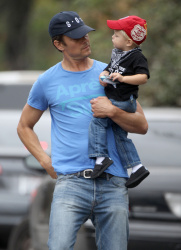 Josh Duhamel - Out for breakfast with his son in Brentwood - April 24, 2015 - 34xHQ BnF7mCGo