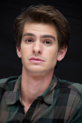 Andrew Garfield - The Social Network press conference portraits by Vera Anderson (New York, September 25, 2010) - 8xHQ Ch0TbQLm