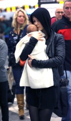 Rosamund Pike - carries her newborn son in Los Angeles - February 6, 2015 (31xHQ) D9K9HNnL