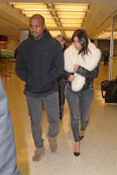 Kim Kardashian и Kanye West - Arriving at JFK airport in New York, 7 января 2015 (63xHQ) DVvHAj15