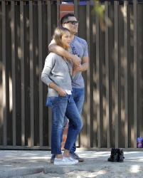 Jessica Alba - Jessica and her family spent a day in Coldwater Park in Los Angeles (2015.02.08.) (196xHQ) E0YnwyJA