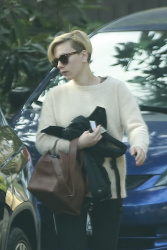 Scarlett Johansson - Out and about in LA - February 19, 2015 (28xHQ) E6P2o4gh