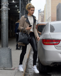Hailey Baldwin - Out and about in NYC - February 14, 2015 (9xHQ) EQpfS1ts