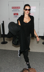 Alessandra Ambrosio – Arriving at LAX Airport in Los Angeles (4th March, 2015) (8xHQ) En1VTXhJ